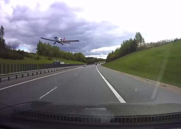 Самолет над Ярославским шоссе напугал водителей