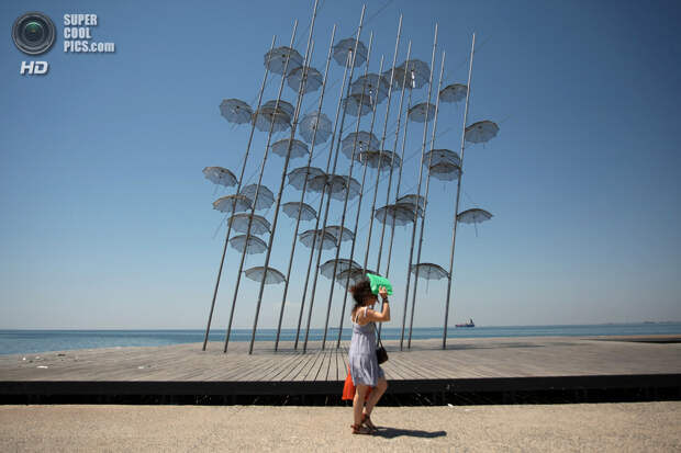 Греция. Салоники. Инсталляция из зонтиков на пляже. (SAKIS MITROLIDIS/B.K. Bangash)