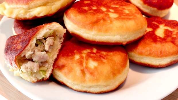 Жареные пирожки с фаршем и кабачками