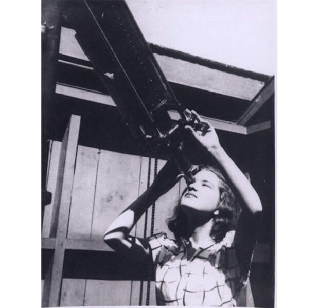 18-летняя Вера Рубин позирует с телескопом Вассарского колледжа