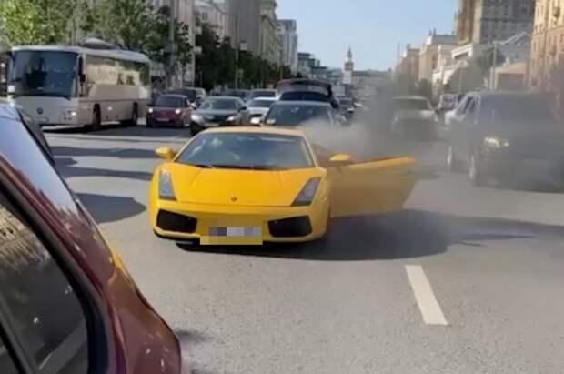 В центре Москвы загорелся спорткар Lamborghini Gallardo