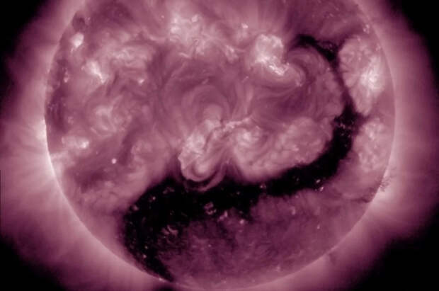 В ИКИ РАН сообщили о появлении на Солнце корональной дыры в виде дракона