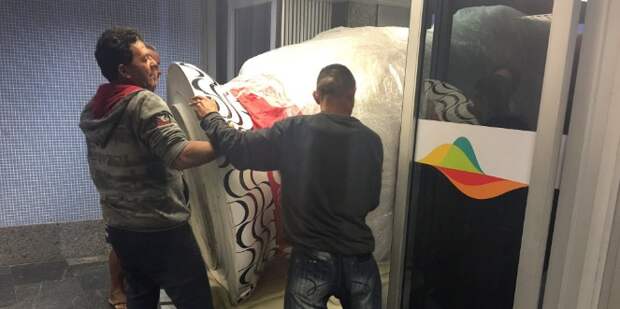Рейс из Рио с российскими спортсменами задержали из-за гигантской матрешки