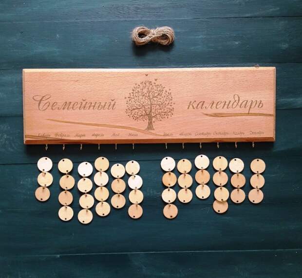 Семейный календарь из дерева