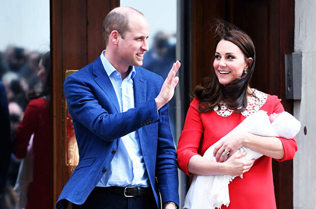 Принц Уильям и Кейт Миддлтон с новорожденной дочерью Шарлоттой