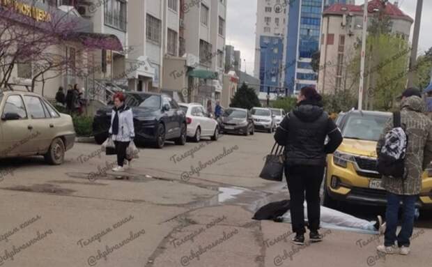 В Краснодаре на одной из улиц умерла женщина: что случилось?