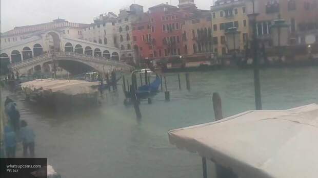 Сильное наводнение в Венеции не повлияло на обычную жизнь горожан
