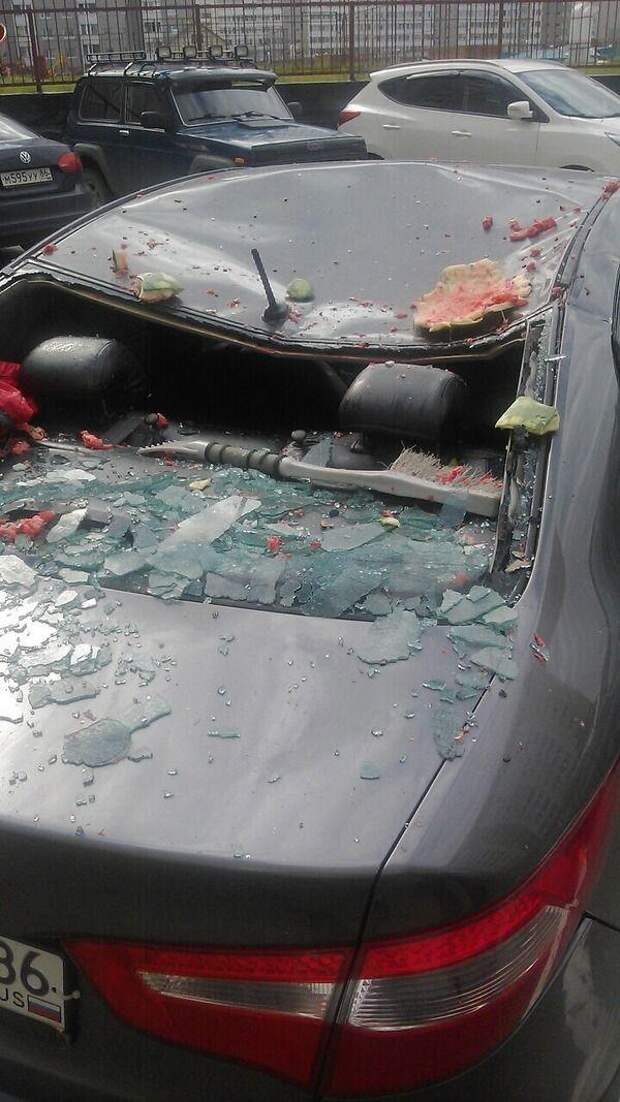 На крышу авто прилетел арбуз (3)