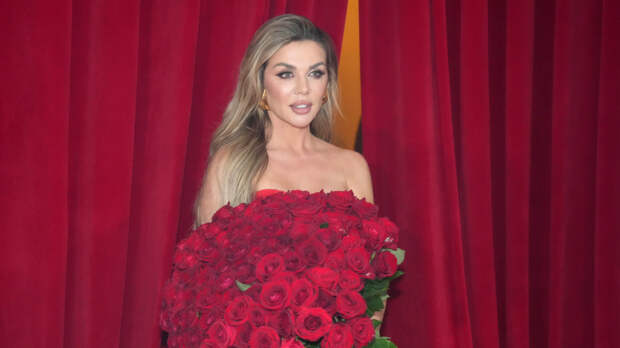 «Не подходите ко мне»: Седокова отправила цветы от ухажера в мусорку