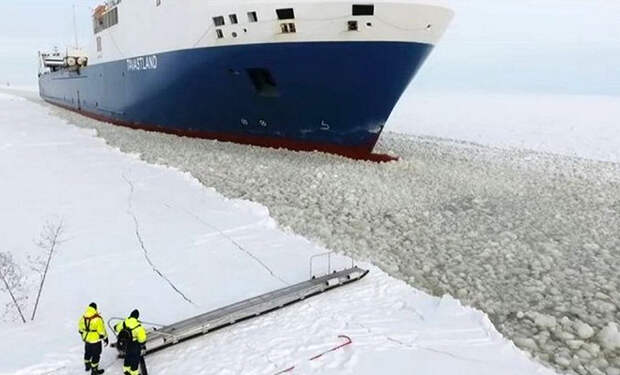 Посадка на корабль с дрейфующей льдины. Люди запрыгивают на борт на ходу: видео