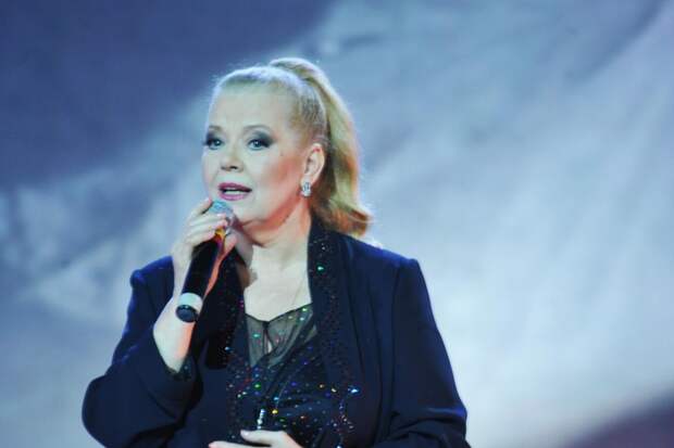 «Она знала, что теряет его»: почему единственный сын Людмилы Сенчиной отказался от музыкальной карьеры и живёт за границей