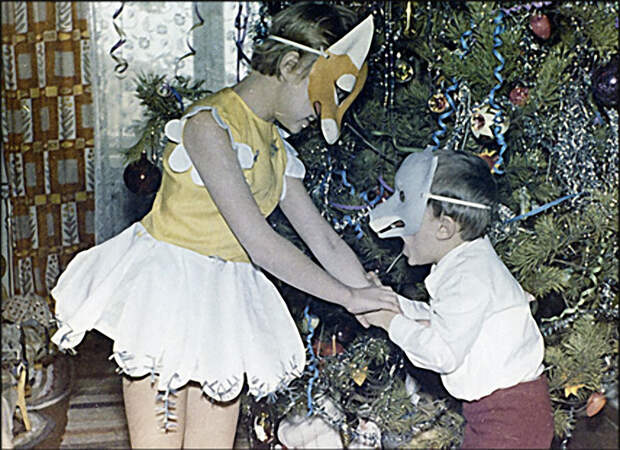 1973. Домашний новогодний спектакль. Женя Зуенко (ныне шеф-редактор журнала ProSport) с сестрой Леной. Место действия — город Никополь, Украина.jpg