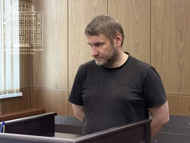 Москвич хотел впечатлить незнакомку и закинул ее на плечо как в кино