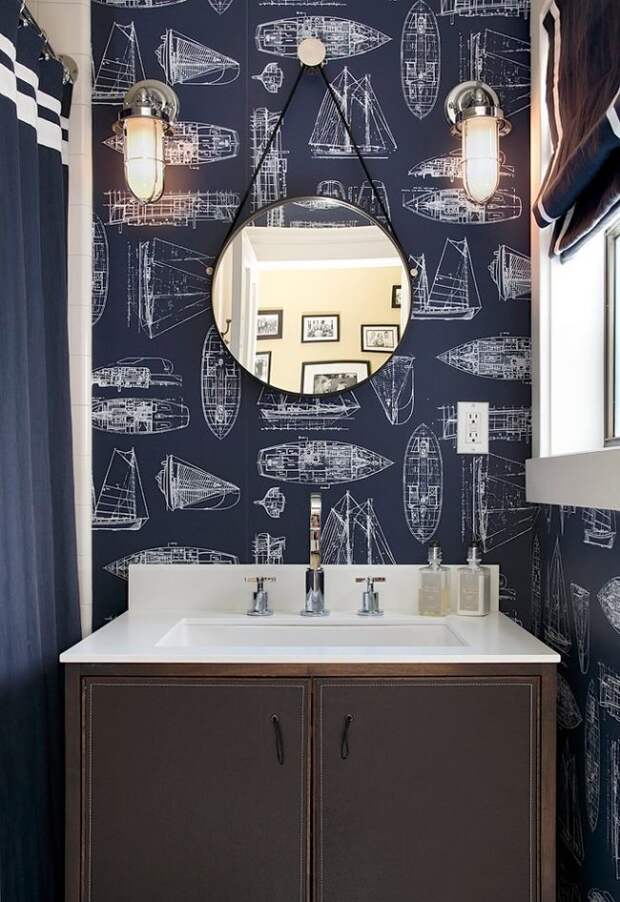 Отличным вариантом решения дополнительного освещения для ванной в темных синих тонах станут бра по обе стороны зеркала для максимального удобства