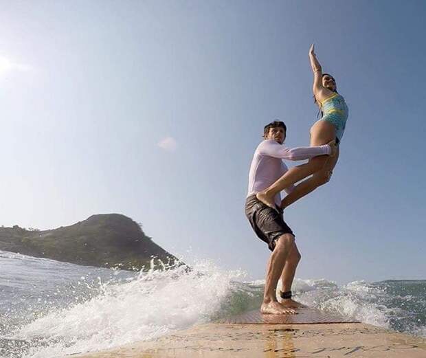Пара из Бразилии выполняет невероятные акробатические трюки на гребне волны