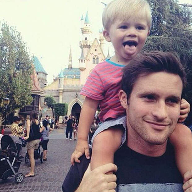 В Диснейленде.  Instagram: dilfs_of_disneyland.