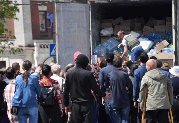 В Геническе выдали более 2 тыс. продуктовых наборов и школьные принадлежности