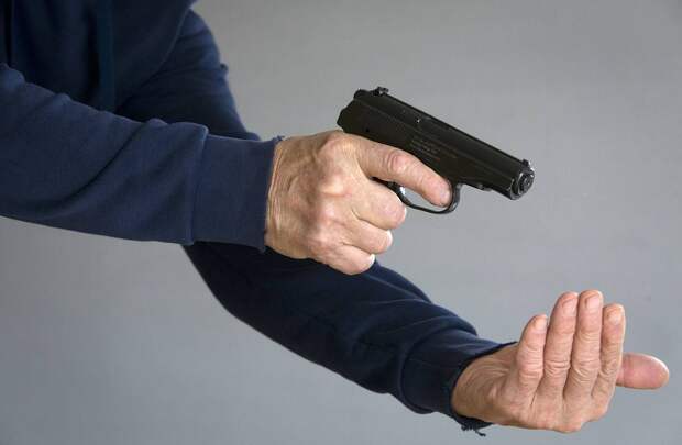 В российском регионе двух человек расстреляли во дворе жилого дома