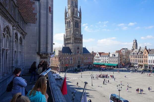 Вид на центральную площадь в городе Брюгге, Бельгия.