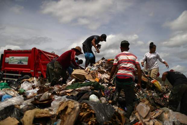 Венесуэльские мигранты соперничают со стервятниками на бразильской свалке