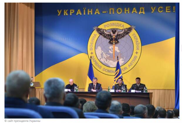 Порошенко заметили на фоне эмблемы с совой, пронзающей Россию мечом