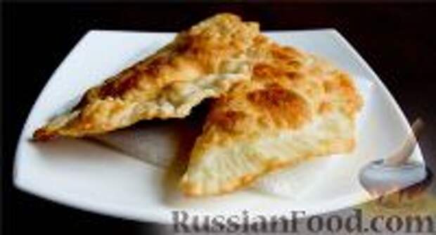Фото к рецепту: Чебуреки с рисом, яйцом и зеленью