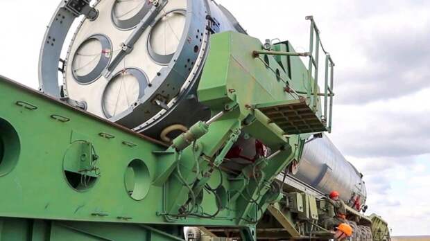 На фото: ракетный комплекс стационарного базирования "Авангард" с гиперзвуковым управляемым блоком.