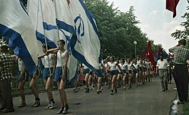 Советские будни на цветных фотографиях 1960-х