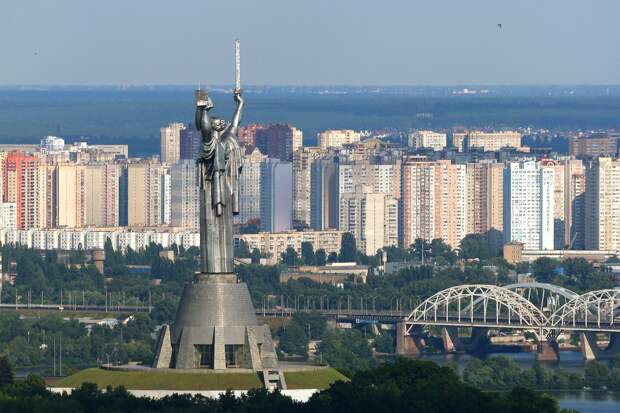 В Киеве памятник Бандере облили краской