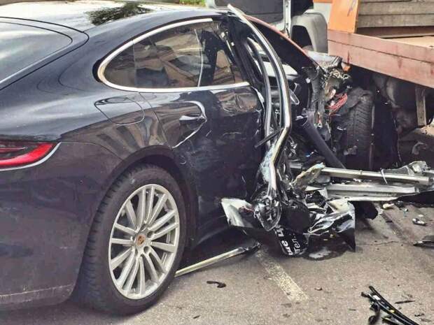 Новый Porsche Panamera 4S стоимостью 6 миллионов 300 тысяч рублей получил значительные повреждения. panamera, авария, дтп, порше