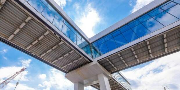 Строители завершают возведение четвертой башни надземного пешеходного перехода на севере Москвы