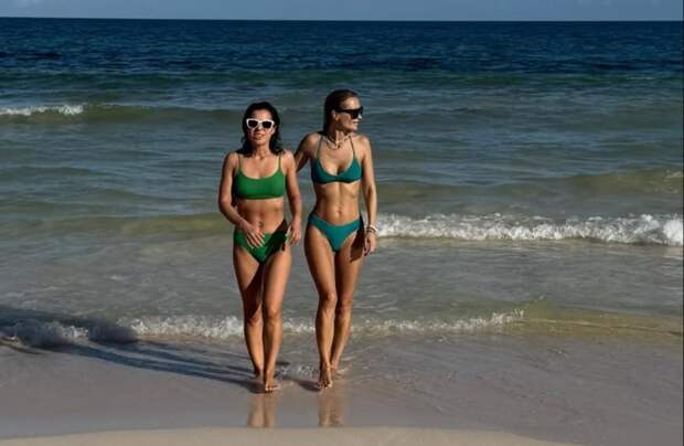 Жена актера Андрея Бурковского снялась в бикини на пляже
