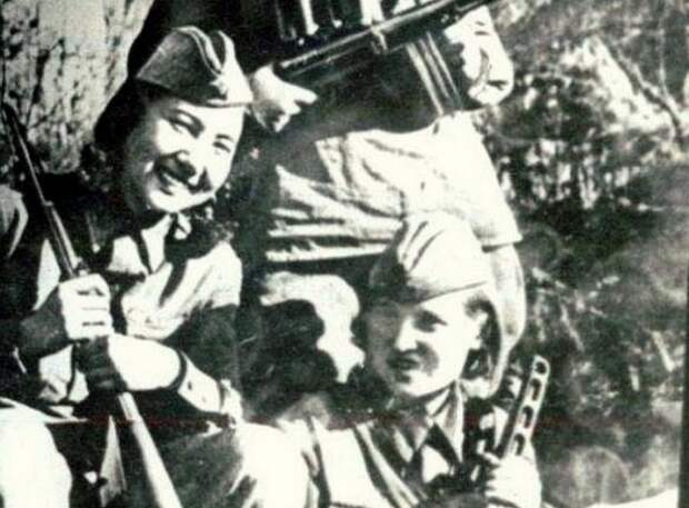 С боевой подругой./Фото: https://azerhistory.com С боевой подругой./Фото: https://azerhistory.com