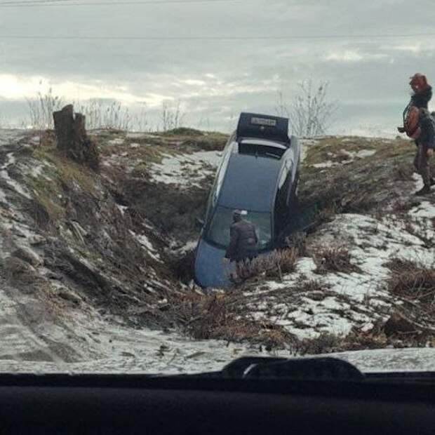 Пенсионер на легковушке вылетел с дороги в глубокую яму под Луганском
