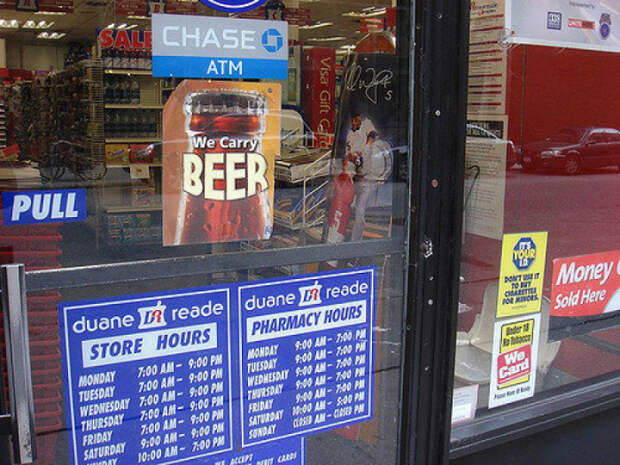 Продажа пива в американских аптеках. | Фото: Развлекательный портал TitCat.