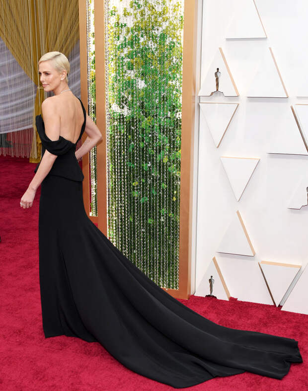 Богиня в черном: Шарлиз Терон в платье с эффектным разрезом на церемонии  «Оскар-2020» (фото 2)