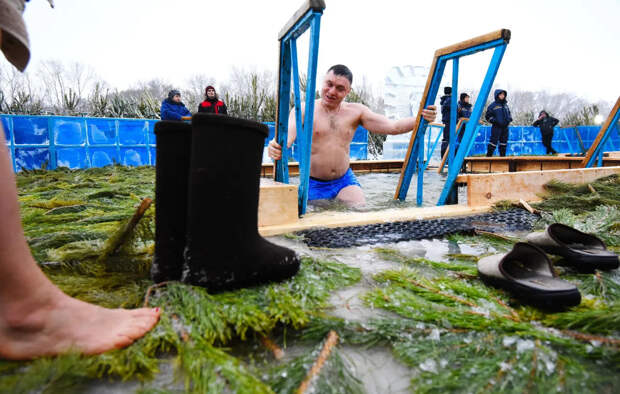 "Круг силы" у купели: в Подмосковье предлагают платные ретриты на Крещение