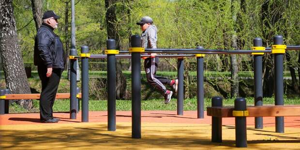 Укрепить мышцы и потренироваться на свежем воздухе: площадки для воркаута работают в 40 столичных парках