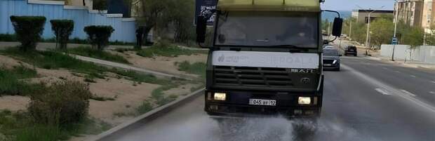 В Актау обновляют разметку и очищают дороги