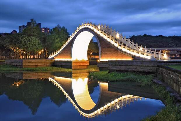 Лунный мост в Тайбэе, Тайвань. Фото
