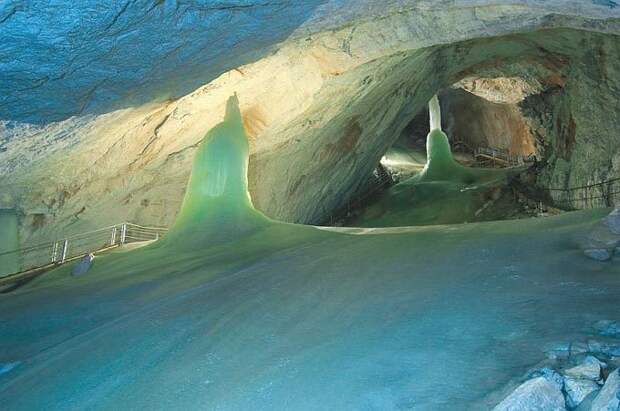 Ледяные туннели пещеры поражают своим великолепием / Фото: traveltheworld.com.ua
