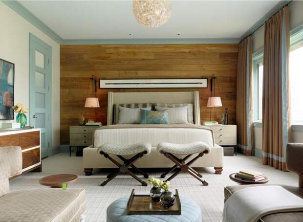Примитивная деревянная стена в стильной современной спальне