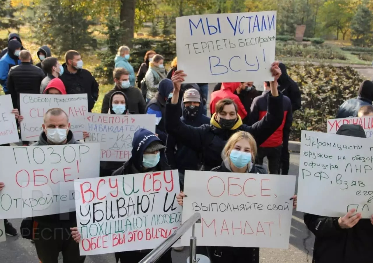 Жители Донецка, вышедшие в знак протеста против преступного похищения украинскими диверсантами представителя ЛНР в...