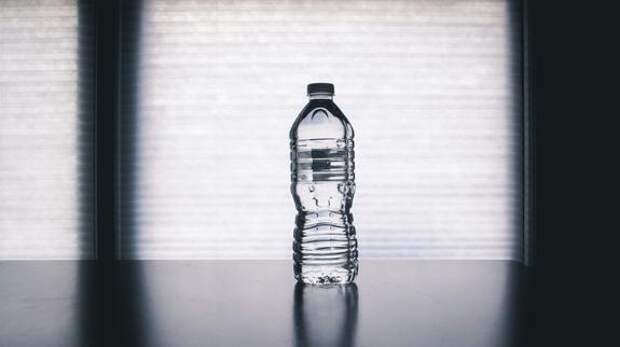 Врач Садыков: бутылку с водой нельзя оставлять на солнце на 2-3 часа