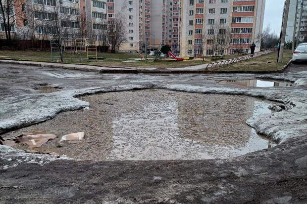 Жители Заднепровья жалуются на гигантскую лужу