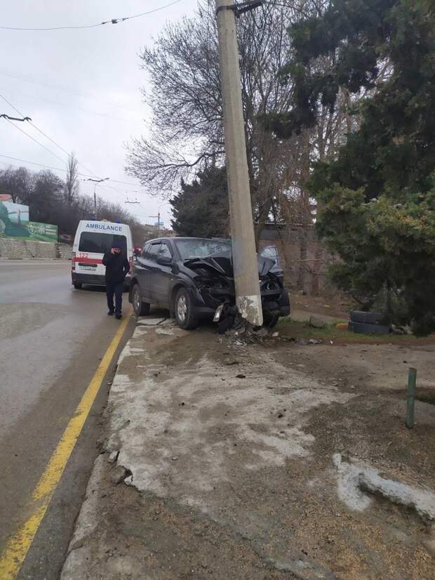 На трассе Алушта-Ялта машина влетела в столб, погиб один человек