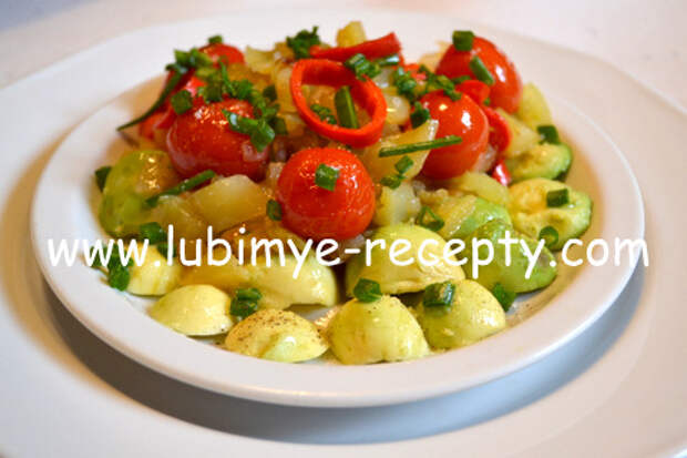 Тёплый овощной салат с авокадо и оливками