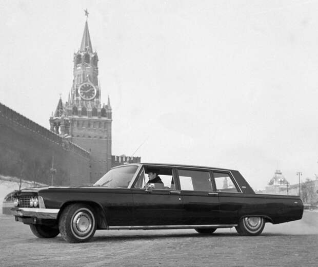 Советский автомобиль высшего класса «ЗИЛ-114», выпускаемый заводом имени Лихачева, на Красной площади в Москве. 1968 год.