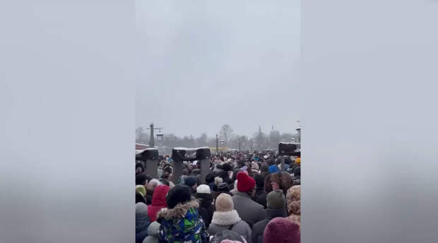 Как петербуржцы часами стояли в очередях за розовыми блинами на Масленицу