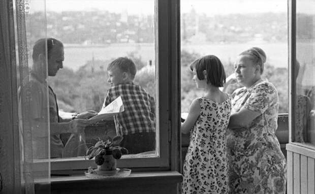 Семья на балконе своей новой квартиры. Автор снимка Юрий Садовников.